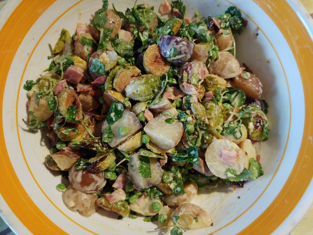 Salade de pommes de terre crémeuse aux choux de Bruxelles, cari et pancetta