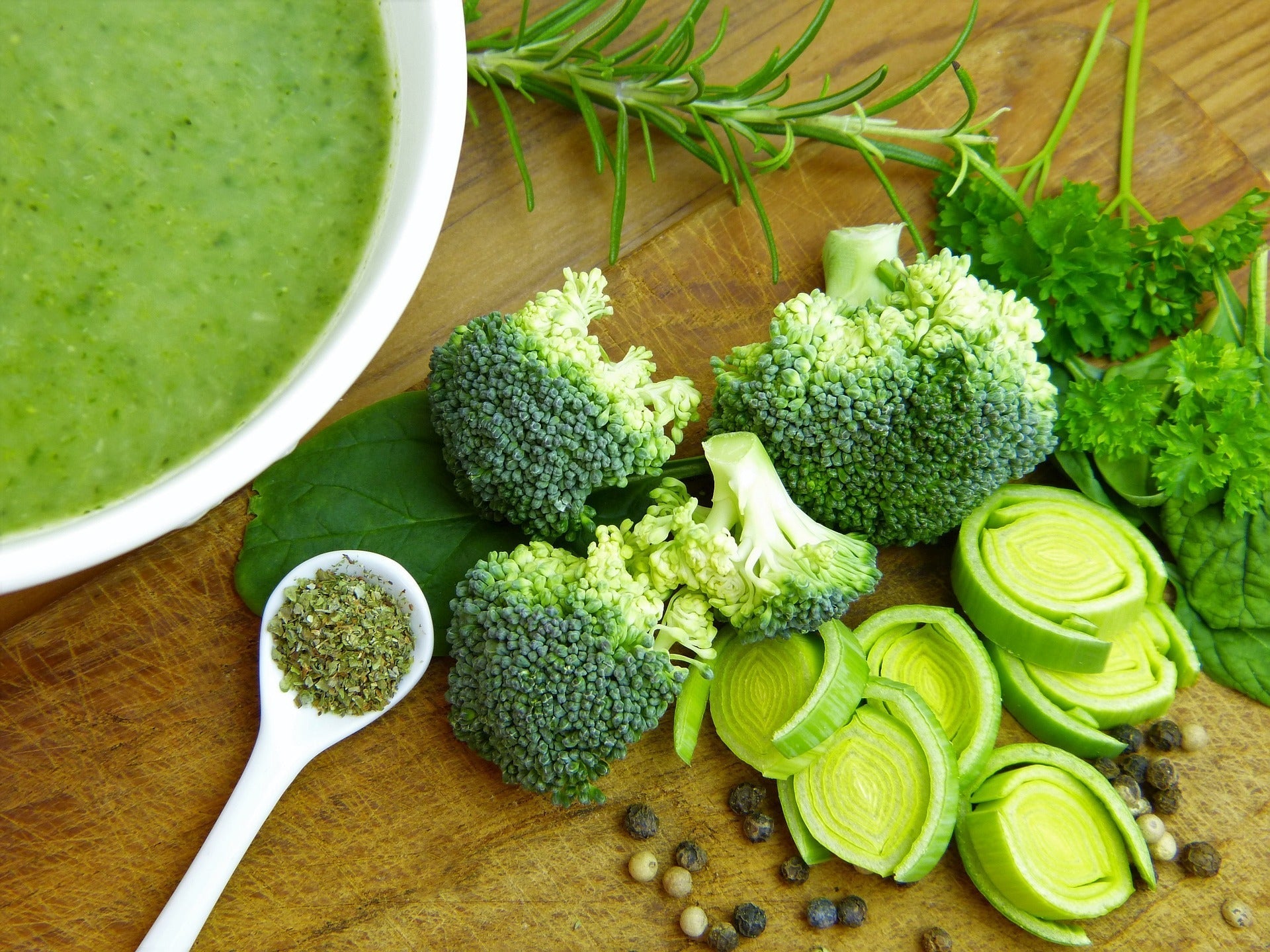Soupe détoxifiante au brocoli, avocat et roquette